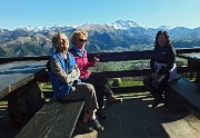 10 Con la rifugista dalla terrazza verso la Presolana